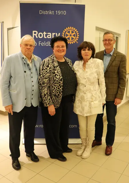 Rotary-Club Feldbach hatte zur Buchpräsentation geladen: Christian Wehrschütz, Clubsekretärin Maria Winkler, Elisabeth Wehrschütz, Präsident Franz Suppan (v. l.) | Foto: Rotary | M. Krasnitzer
