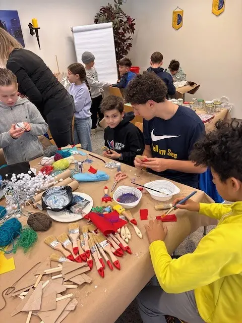 Fleißig wurde gebastelt. | Foto: FC Zell am See