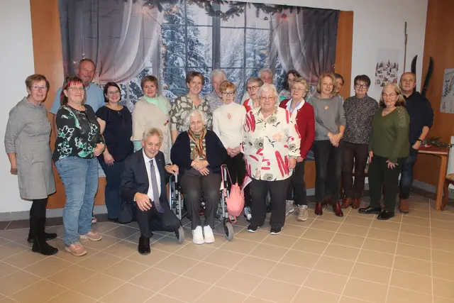 Team der Ehrenamtlichen des PBZ Neunkirchen mit der kaufmännischen Direktorin Anita Perchtold und dem ÖVP-Landtagsabgeordneten Hermann Hauer. | Foto: PBZ Neunkirchen