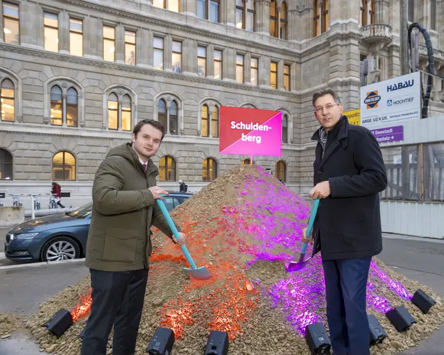 ÖVP Wien-Klubobmann Harald Zierfuß (l.) und ÖVP Wien-Landesparteiobmann Markus Figl schaufeln am Dienstag am "rot-pinken Schuldenberg". | Foto:  Garima Smesnik/Wiener Volkspartei