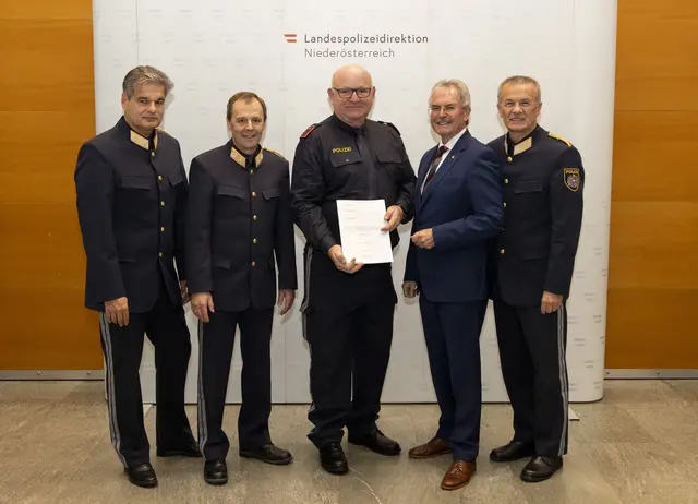 In St. Pölten wurde Gruppeninspektor Wolfgang Haselsteiner von der Polizei Horn feierlich in den Ruhestand verabschiedet. | Foto: Greene