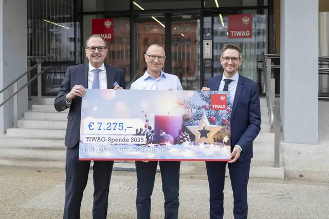 Die beiden Vorstandsdirektoren Michael Kraxner (re.) und Alexander Speckle (li.) übergaben die Spende an Horst Szeli, Gründer und Geschäftsführer von Arche Herzensbrücken.  | Foto: TIWAG/Gerhard Berger