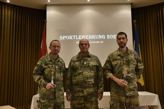 Vlnr: Offiziersstellvertreter STAMPFER Andreas (3. Platz Seniorenklasse), NÖ Militärkommandant Brigadier Georg Härtinger, Stabswachtmeister ZEIZINGER Jakob (3. Platz Allgemeine Klasse) - Krems (Raab Kaserne Mautern) | Foto: ÖSTERREICHISCHES BUNDESHEER - Militärkommando NÖ