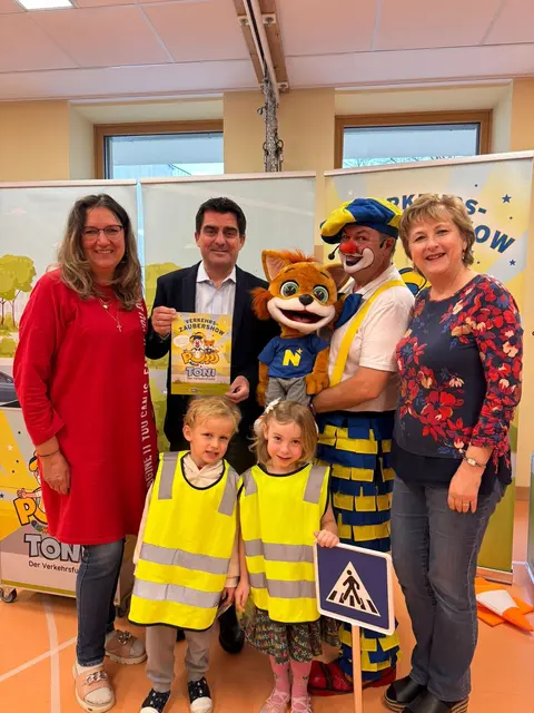 Clown Poppo mit seiner Verkehrszaubershow im Kindergarten.  | Foto: Stadtgemeinde Korneuburg