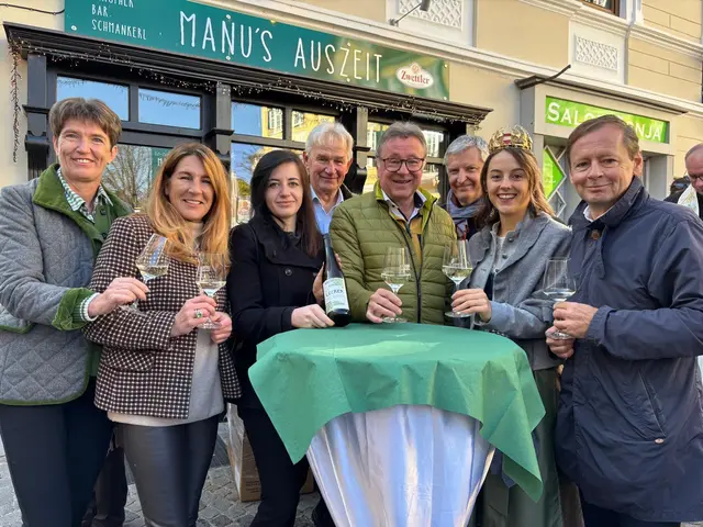 Ein Hoch auf die Weinkultur – Traditionelle Weinsegnung in Gars am Kamp
Feierliche Stimmung, sonniges Wetter und ein Wein, der verbindet

Bei strahlendem Herbstwetter fand am Samstag, dem 8. November, um 11.11 Uhr die traditionelle Weinsegnung am Hauptplatz in Gars am Kamp vor dem Lokal Manus Auszeit statt. | Foto: Manuela Danzinger