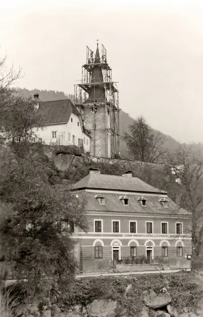1937 – Pfarrkirche St. Nikola: Erneuerung des Turmdaches; das Haus Fannenböck im Vordergrund existiert nicht mehr, es wurde 2002 abgerissen, da es nach dem Hochwasser baufällig war.
 | Foto: Pfarre St. Nikola