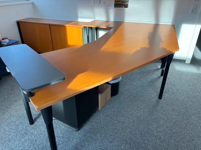 Neben diesen Büro-Schreibtisch werden auch Schränke und Rollcontainer verschenkt. | Foto: Ursula Voithofer