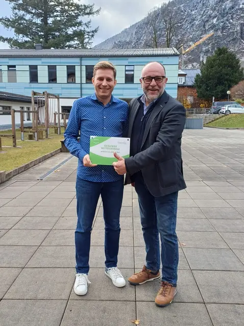 Direktor Markus Tiefgraber (links) und der Bürgermeister von St.Gilgen Otto Kloiber.

  | Foto: MS St. Gilgen