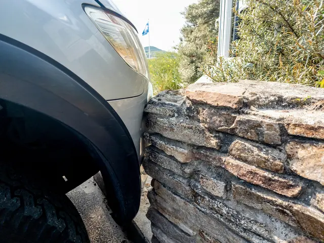 Der 63-Jährige habe einen Mauervorsprung touchiert, wodurch der Pkw einen Achsschaden erlitten habe. (Symbolfoto) | Foto: stock.adobe.com/at/Lukassek 