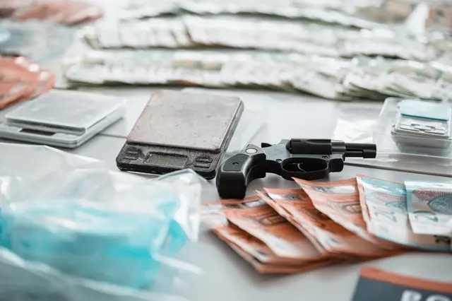 Auch eine täuschend echt aussehende Gaspistole wurde sichergestellt. | Foto: LPD Steiermark