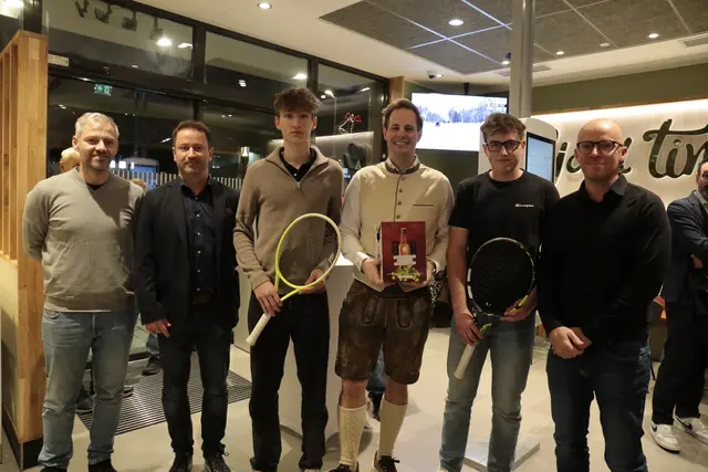 Der Andorfer Tennisverein heißt ab kommender Saison: TV McDonalds Andorf. Ist bisher der einzige Verein, den McDonalds sponsert. Richard Jäger ist an die Andorfer herangetreten, weil er selbst sehr sportlich ist. Er ist in Salzburg und quasi "auf Skiern aufgewachsen".  Am Bild: Stefan Wohlmuth, Martin Mittermayr, Ben Stuhr, Richard Jäger, Michael Slaby und Gerald Kaltenecker (seit kurzem Obmann)  | Foto: Schwendinger, Mühlbacher/MeinBezirk