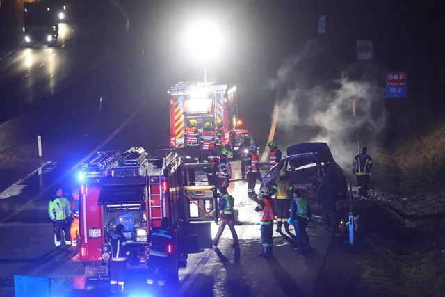 Fahrzeug auf der A8 Innkreisautobahn im Gemeindegebiet von Pichl bei Wels auf dem Pannenstreifen in Fahrtrichtung Passau komplett ausgebrannt. | Foto: laumat.at
