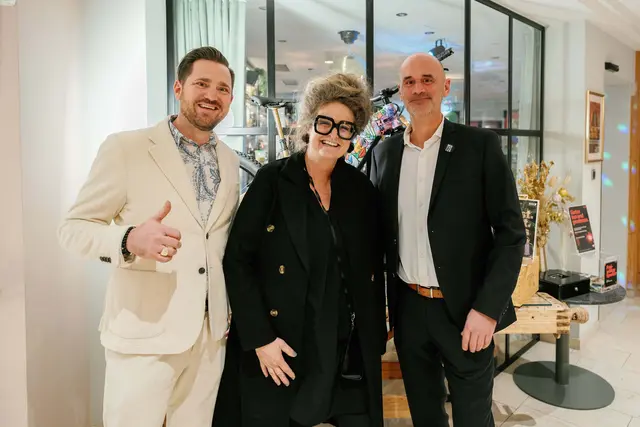 Künstler Franz-Josef Perauer, Theresia Rauch (Zillertaler helfen Zillertalern) und Marco Klimmt (GF Nox Cycles).  | Foto: privat