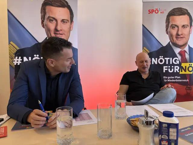 Johannes Leitner (Leiter Clubbüro) und Stefan Hinterberger präsentieren den „NÖ Plan“ der SPÖ Niederösterreich. | Foto: Alexandra Goll