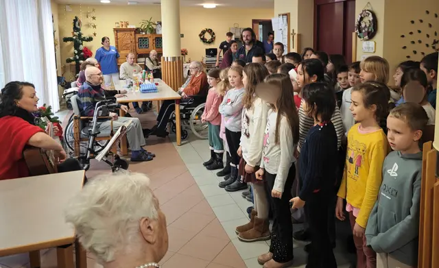 Die Volksschulkinder sangen adventliche Lieder für die Bewohnerinnen und Bewohner des Altenheims. | Foto: VS Enns/privat