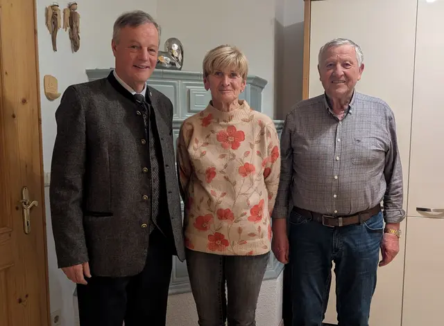 Obmann Seniorenbund Alfred Pfeifenberger mit dem Jubelpaar Barbara und Peter Entstrasser | Foto: Gemeinde Zederhaus