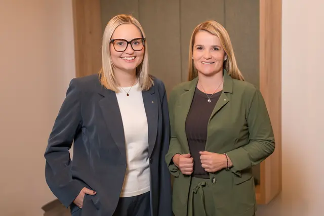 Neue Personalleiterin: SPAR-Geschäftsführerin Patricia Sepetavc (rechts) stellt Lisa Braunegger (links) als neue Bereichsleiterin für Personalwesen der SPAR-Zentrale Wörgl vor.

 | Foto: SPAR 