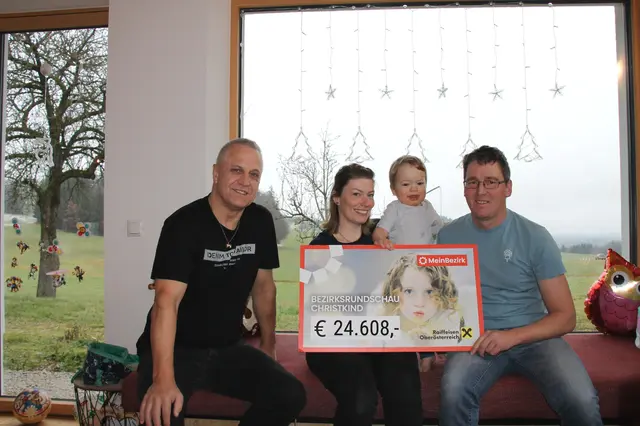 MeinBezirk Rohrbach-Geschäftsstellenleiter Wolfgang Forstner (l.) mit Familie Wollendorfer bei der ersten Spendenscheckübergabe. | Foto: MeinBezirk/Schütz