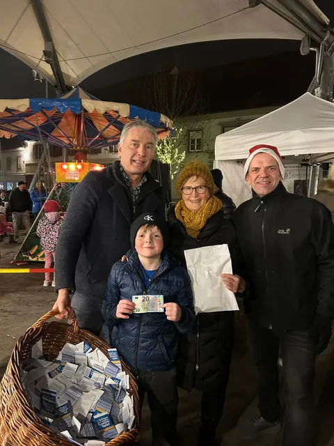 Bürgermeister Johann Winkelmaier, das Glücksengerl,  Anneliese Kern, Tochter der Gewinnerin Anna Reindl, und Georg Scheifinger von der Initiative Fehring (v. l.) bei der Ziehung im Rahmen des Gewinnspiels am Adventmarkt | Foto: Stadtgemeinde Fehring