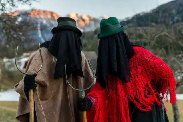 Das Gesicht verhüllt, die Ofengabel in der Hand: So geht die Pehtra Baba schweigend von Haus zu Haus | Foto: Kärnten Werbung GmbH/Michael Stabentheiner