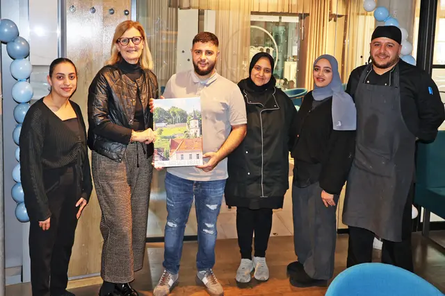 Bürgermeisterin Susanne Kaltenegger besuchte die neue Betreiber-Familie El Alfi in der Macherei und brachte ein Geschenk der Stadt Bruck mit. | Foto: StadtBruck/Vassilev