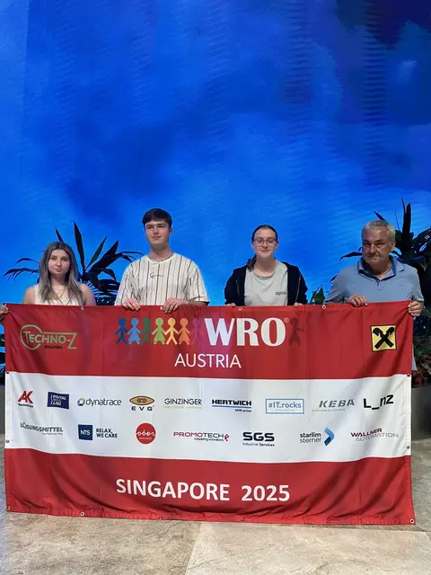 Das Senior-Team "Eisbärlis" bestehend aus Alexandra Melneciuc, Lukas Friedl, Anna Maria Unterortner und ihrem Betreuer Josef Auer (v. l. n. r.). | Foto: Techno-Z Braunau