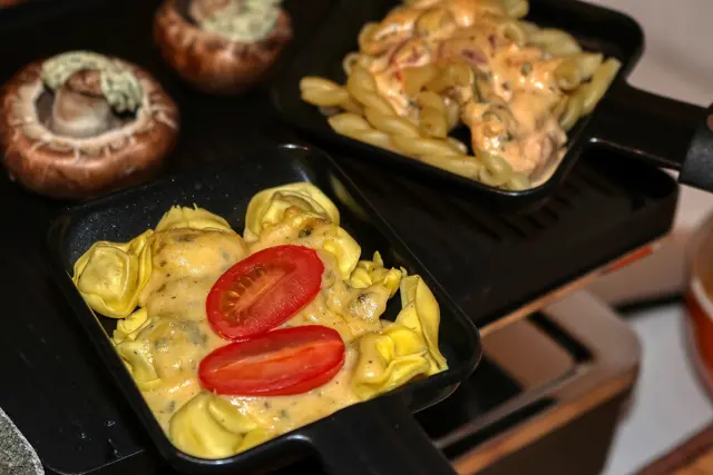 Modernes Silvesteressen ist auch Raclette, ähnlich wie Fondue kann man so viel Spaß am Tisch haben. Typisch wird es mit Käse, Kartoffeln, Gemüse oder Fleisch gegessen. | Foto: Pixabay