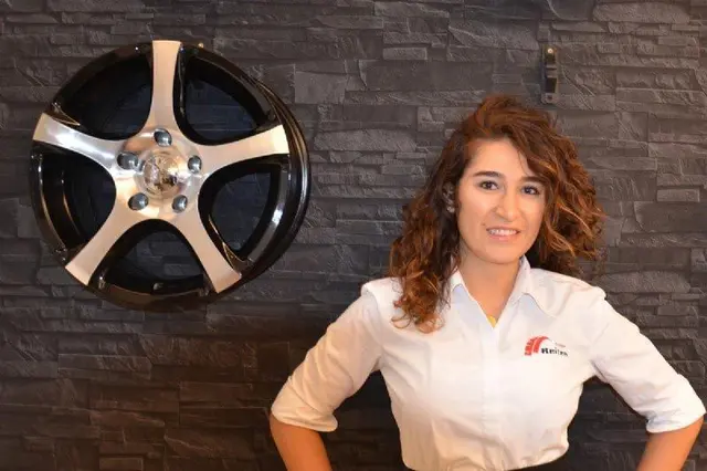 Derya Erdem, Reifenhändlerin: "Mehr Parkplätze für unsere Kunden und Mitarbeiter wären wichtig: Dabei ist es ganz egal, ob es sich um Anrainerparkplätze oder um andere Maßnahmen handelt." | Foto: Reifenstop