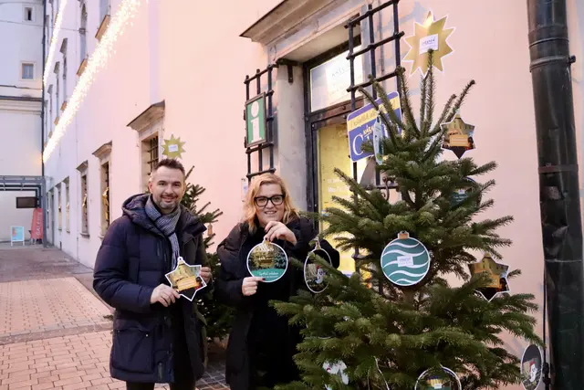 Daniel Ramsbacher und Ulrike Taurer vom Tourismusverband freuen sich neben dem Programm von 25.-30.12. auch auf die große Silvesterparty im Stadtpark am 31.12. | Foto: MeinBezirk