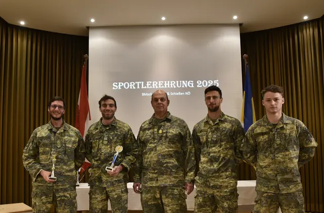 Hauptmann STEINHAMMER (NÖ Cup Orientierungslauf 3. Platz), Offiziersstellvertreter BODISCH Lukas (1. Platz Orientierungslauf Altersklasse 30), NÖ Militärkommandant Brigadier Georg Härtinger, Stabswachtmeister DUNKL Tobias (2. Platz Orientierungslauf Altersklasse 20) Wachtmeister WAGENHOFER Florian (3. Platz Orientierungslauf Altersklasse 20) - Bruck an der Leitha (Burstyn-Kaserne Zwölfaxing) | Foto: ÖSTERREICHISCHES BUNDESHEER - Militärkommando NÖ