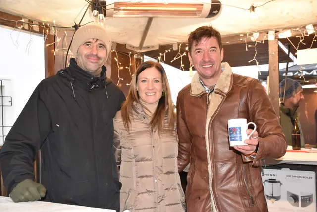 Gemütlich ging es beim Punsch und Glühwein am Christkindlmarkt zu. | Foto: MeinBezirk/Michael Strini