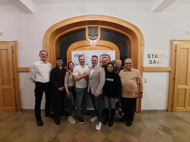 Bezirksparteiobmann LAbg. Patrick Derler (5. v. l.) u. a. mit Stadtrat und Ortsparteiobmann Kai Hierzer (4. v. l.) | Foto: FPÖ 
