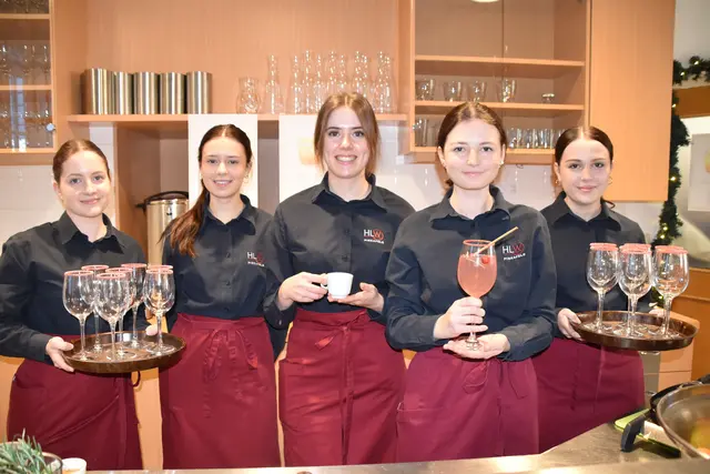 Die Schülerinnen und Schüler der HLW/HLPS/WF Pinkafeld präsentierten ihr Erlerntes beim Tag der offenen Tür. | Foto: MeinBezirk/Michael Strini