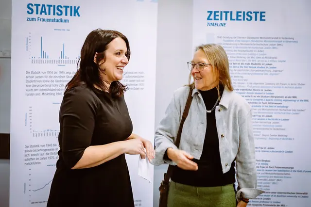 Viele interessierte Montanistinnen ließen es sich nicht nehmen, die Ausstellung als Erste zu besuchen. | Foto: Armin Russold