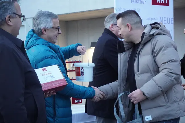 Zum Einzug gibts ganz traditionell Brot und Salz. Auch ein kleiner Farbkübel zählt zu den Geschenken der NHT.  | Foto: AMG