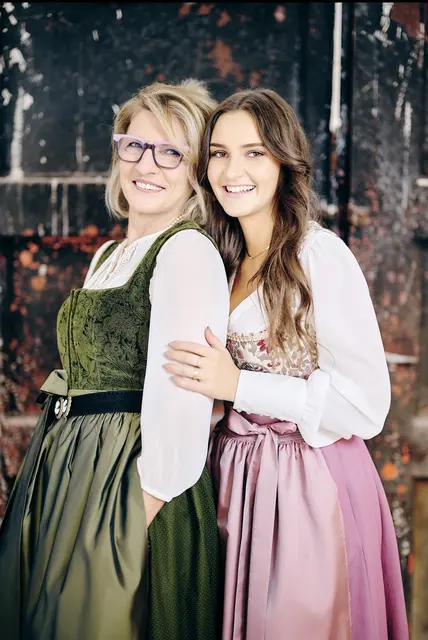 Oma Annelise Gypser (links) weckte bei Laura Schneebichler schon früh die Begeisterung für Mode und den Einzelhandel. | Foto: Eva Wöckl