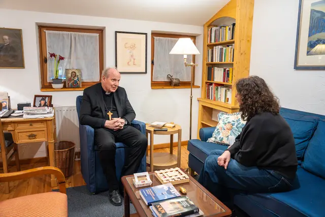 Die Bücherregale im Wohnzimmer des Kardinals wurden von den Kleinen Brüdern vom Lamm – die ein paar Häuser daneben wohnen – angefertigt. | Foto: Valentina Marinelić/MeinBezirk