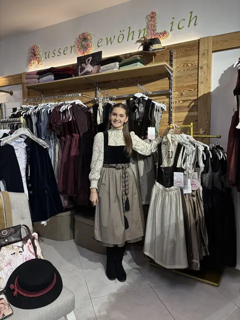Für Laura Schneebichler steht Tracht für Identität, Selbstbewusstsein und Tradition. | Foto: MeinBezirk/Anja Kern
