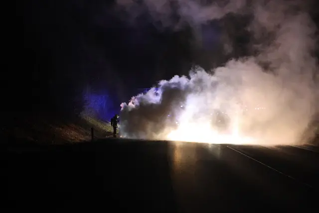 Fahrzeug auf der A8 Innkreisautobahn im Gemeindegebiet von Pichl bei Wels auf dem Pannenstreifen in Fahrtrichtung Passau komplett ausgebrannt. | Foto: laumat.at