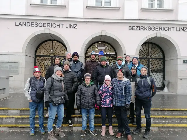 Die Kicker der Lebenshilfe Perg/Grein beim Gerichtsbesuch in Linz. Sabine Kukla (links vorne) hatte den Ausflug am Montag, 16. Dezember, organisiert. | Foto: Sabine Kukla
