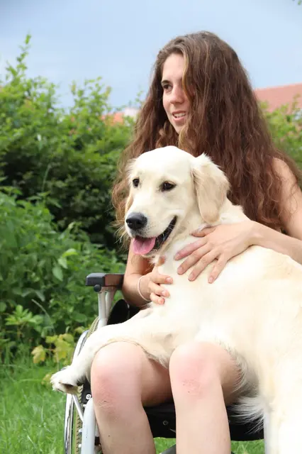 Bei der Ausbildung: Julia Toal mit einem der Assistenzhunde. | Foto: Verein Helfer auf Pfoten