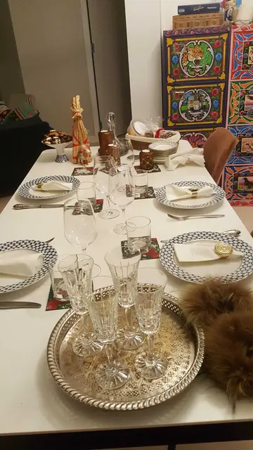 Gedeckte Weihnachtstafel: Gefeiert wird in Tallinn im Kreise der Freunde. | Foto: Irene Schauer-Larimian