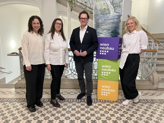 Mira Graf (l.), Brigitte Lagler und Anja Burgstaller (r.) vom Fonds Soziales Wien mit Bezirksvorsteher Markus Reiter (Grüne). | Foto: BV7