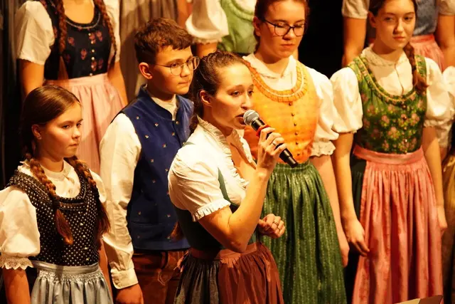 Im ausverkauften Konzertsaal von Gumpoldskirchen sangen die Spatzen unter der Leitung von Katja Kalmar Lieder aus vielen Ländern wie Spanien, Russland, Österreich, Deutschland, Holland, Ungarn und Amerika.  | Foto: Gumpoldskirchner Spatzen