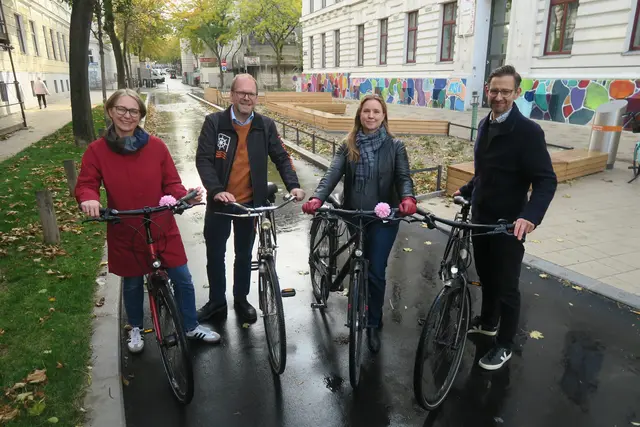 v.l.: Michaela Schüchner, Dietmar Baurecht, Angelika Pipal-Leixner und Martin Blum schwangen sich auf ihren Drahtesel, um die neue Fahrradstraße zu testen.  | Foto: Patricia Hillinger/MeinBezirk