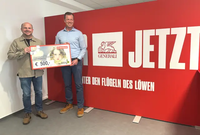 Rupert Pichler und Jürgen Atzmüller (v. l.) von der Generali Versicherung Rohrbach unterstützen Anton mit 500 Euro. | Foto: MeinBezirk/Schütz