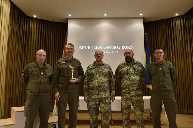 Vlnr:  Vizeleutnant LANGTHALER Andreas (6. Platz Orientierungslauf Fortgeschritten Kurz), Offiziersstellvertreter SRAMEK Michael (3. Platz Altersklasse 55), NÖ Militärkommandant Brigadier Georg Härtinger, Offiziersstellvertreter LANG Robert (5. Platz Orientierungslauf Fortgeschritten Kurz), Vizeleutnant RUMEL Johannes (5. Schießcup) - Tulln (Fliegerhorst Leopold Figl – Flugplatz General Pabisch Langenlebarn) | Foto: ÖSTERREICHISCHES BUNDESHEER - Militärkommando NÖ
