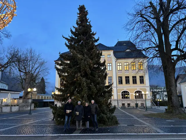 Bürgermeisterin Ines Schiller und Wolfgang Weinbacher mit den diesjährigen Baumspendern Günter Brucker und Bernhard Rothauer vor dem gespendeten Baum am Bertha von Suttner Platz vor der Nestroyschule. | Foto: Stadtgemeinde Bad Ischl