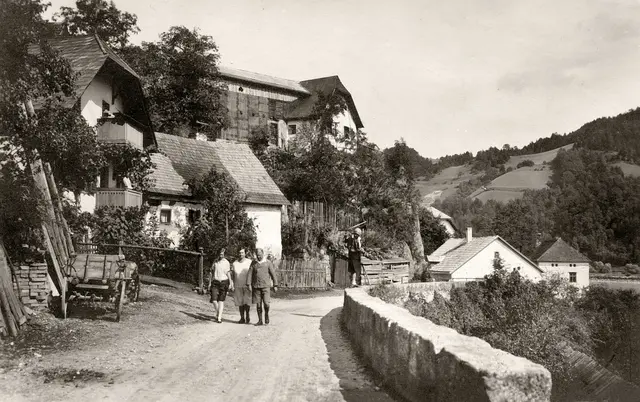 1929 – Alte Ortseinfahrt Struden: Interessant auch der Hintergrund, in dem sichtbar wird, wie offen und bewirtschaftet die Hangflächen an der gegenüberliegenden Donauseite noch waren.
 | Foto: Christa Fischer