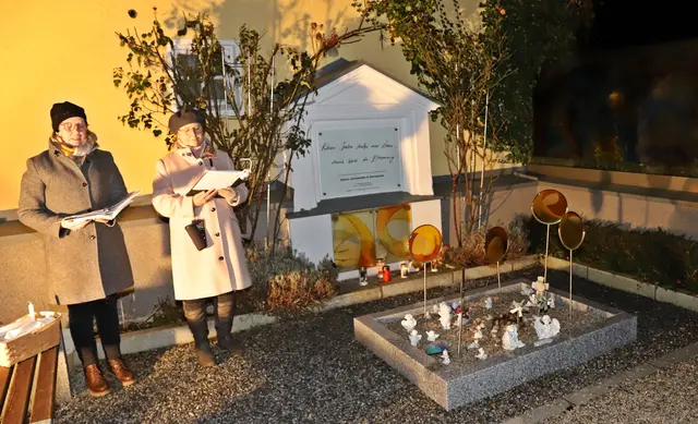 Gemeinsam betete man für die Sternenkinder. | Foto: Hörmandinger